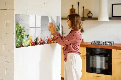 Magnetisch glazen schrijfbord met print van groenten op tafel