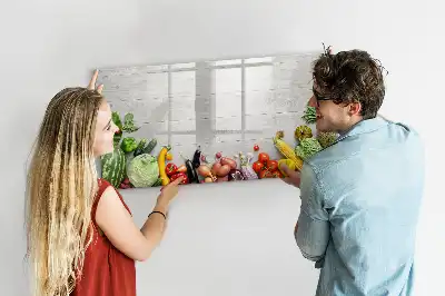 Magnetisch glazen schrijfbord met print van groenten op tafel