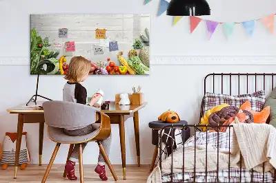 Magnetisch glazen schrijfbord met print van groenten op tafel