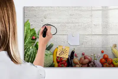 Magnetisch glazen schrijfbord met print van groenten op tafel