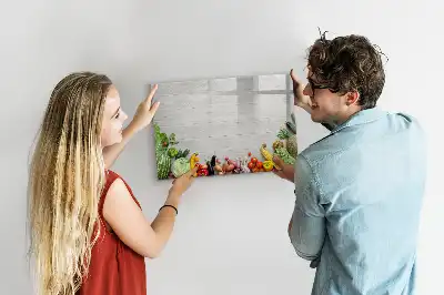 Magnetisch glazen schrijfbord met print van groenten op tafel