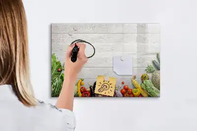 Magnetisch glazen schrijfbord met print van groenten op tafel
