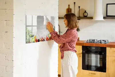 Magnetisch glazen schrijfbord met print van groenten op tafel