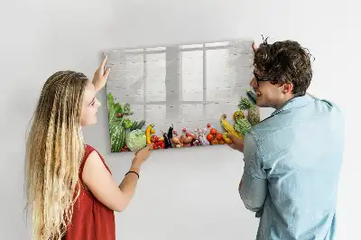 Magnetisch glazen schrijfbord met print van groenten op tafel