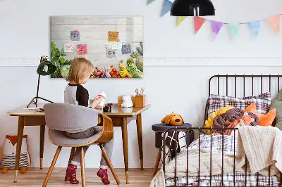 Magnetisch glazen schrijfbord met print van groenten op tafel