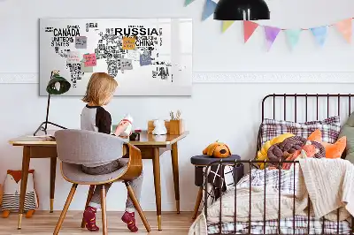 Magnetisch glazen memobord ontwerp met continenten van letters