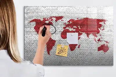 Magnetisch glazen schrijfbord met print van een wereldkaart op een bakstenen muur