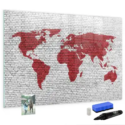 Magnetisch glazen schrijfbord met print van een wereldkaart op een bakstenen muur