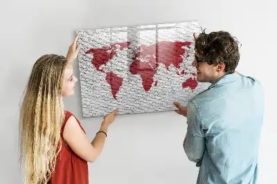 Magnetisch glazen schrijfbord met print van een wereldkaart op een bakstenen muur