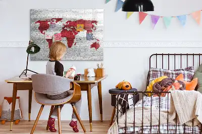 Magnetisch glazen schrijfbord met print van een wereldkaart op een bakstenen muur