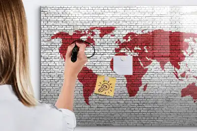 Magnetisch glazen schrijfbord met print van een wereldkaart op een bakstenen muur