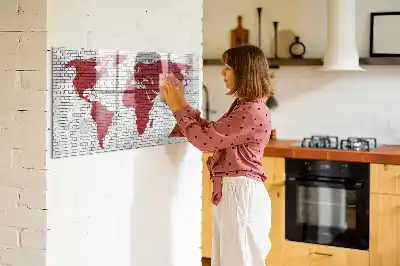 Magnetisch glazen schrijfbord met print van een wereldkaart op een bakstenen muur