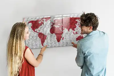 Magnetisch glazen schrijfbord met print van een wereldkaart op een bakstenen muur