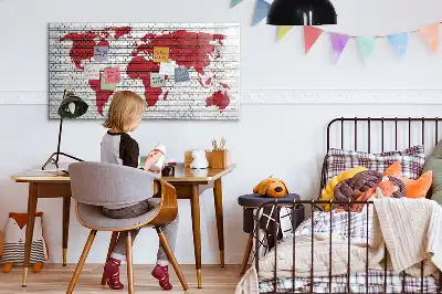 Magnetisch glazen schrijfbord met print van een wereldkaart op een bakstenen muur