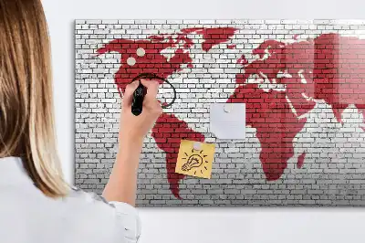 Magnetisch glazen schrijfbord met print van een wereldkaart op een bakstenen muur