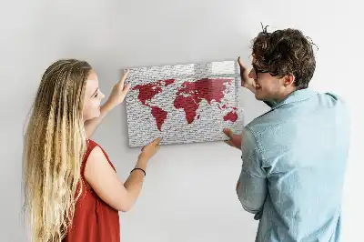 Magnetisch glazen schrijfbord met print van een wereldkaart op een bakstenen muur