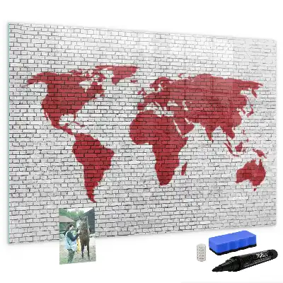 Magnetisch glazen schrijfbord met print van een wereldkaart op een bakstenen muur