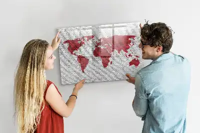 Magnetisch glazen schrijfbord met print van een wereldkaart op een bakstenen muur