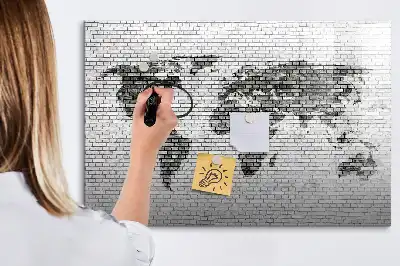 Beschrijfbaar glazen magneetbord met print van wereldkaart op bakstenen muur