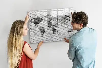 Beschrijfbaar glazen magneetbord met print van wereldkaart op bakstenen muur