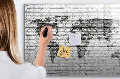 Beschrijfbaar glazen magneetbord met print van wereldkaart op bakstenen muur