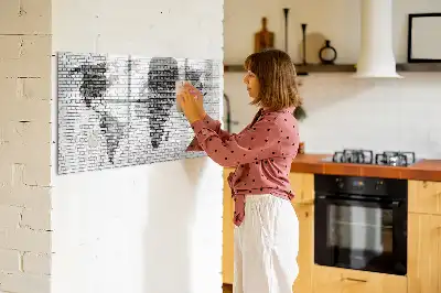 Beschrijfbaar glazen magneetbord met print van wereldkaart op bakstenen muur