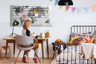 Beschrijfbaar glazen magneetbord met print van wereldkaart op bakstenen muur