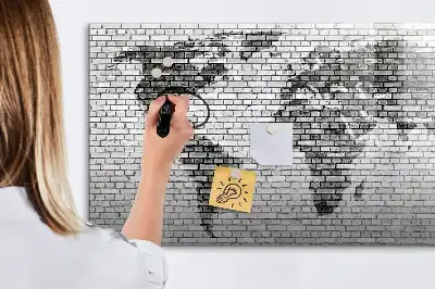 Beschrijfbaar glazen magneetbord met print van wereldkaart op bakstenen muur