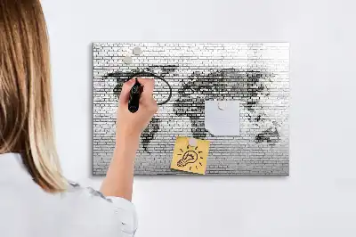 Beschrijfbaar glazen magneetbord met print van wereldkaart op bakstenen muur