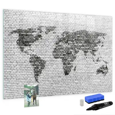 Beschrijfbaar glazen magneetbord met print van wereldkaart op bakstenen muur