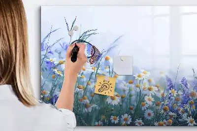 Glazen magneetbord met design van een vlinder op een weide