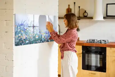 Glazen magneetbord met design van een vlinder op een weide