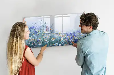 Glazen magneetbord met design van een vlinder op een weide