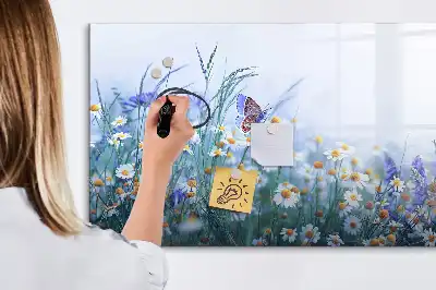 Glazen magneetbord met design van een vlinder op een weide