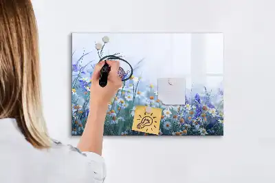 Glazen magneetbord met design van een vlinder op een weide