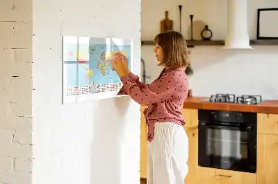 Glazen magneetbord met wereldkaart beschrijfbaar ontwerp van een geografische wereldkaart