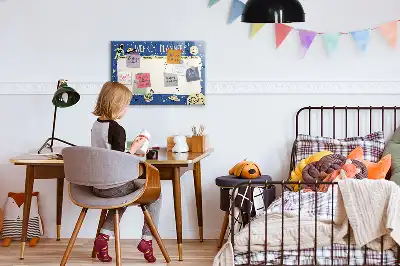 Magnetisch glazen memobord ontwerp met kosmische weekplanner