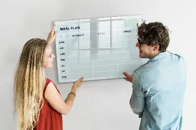 Beschrijfbaar glazen magneetbord met pastelkleurig maaltijdplan design