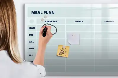 Beschrijfbaar glazen magneetbord met pastelkleurig maaltijdplan design