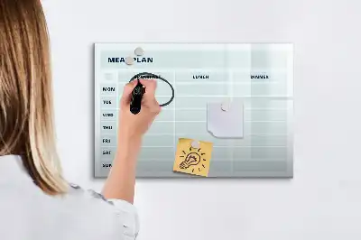Beschrijfbaar glazen magneetbord met pastelkleurig maaltijdplan design