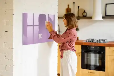 Beschrijfbaar glazen magneetbord in de kleur lila