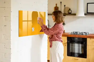 Beschrijfbaar glazen magneetbord in de kleur goudgeel