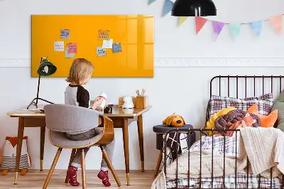 Beschrijfbaar glazen magneetbord in de kleur goudgeel
