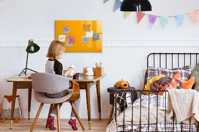 Beschrijfbaar glazen magneetbord in de kleur goudgeel