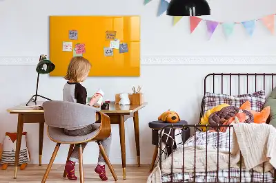 Beschrijfbaar glazen magneetbord in de kleur goudgeel