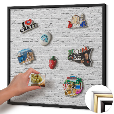 Magnetisch bord met zwarte rand Bakstenen muur, lichte muur