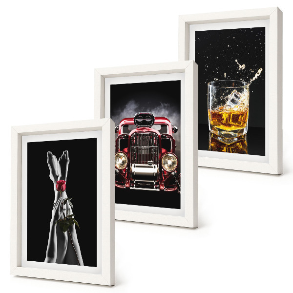 Set van ingelijste schilderijen Vrouwenbenen met een roos, een oude auto, een glas whisky