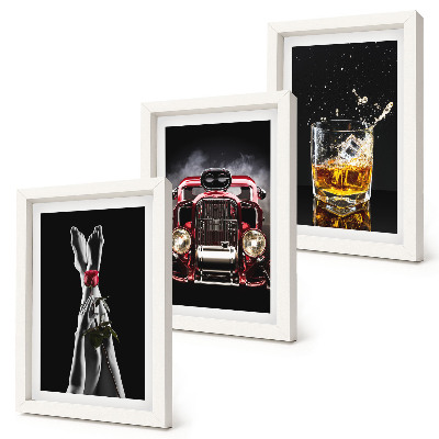 Set van ingelijste schilderijen Vrouwenbenen met een roos, een oude auto, een glas whisky