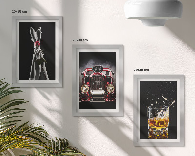 Set van ingelijste schilderijen Vrouwenbenen met een roos, een oude auto, een glas whisky