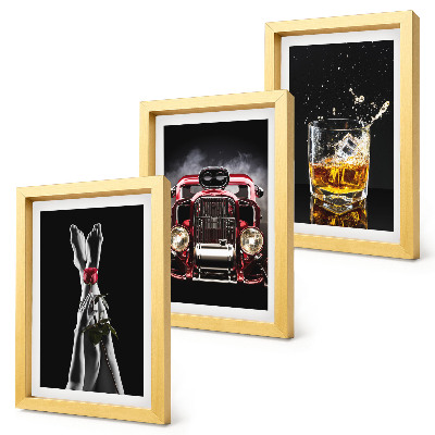 Set van ingelijste schilderijen Vrouwenbenen met een roos, een oude auto, een glas whisky